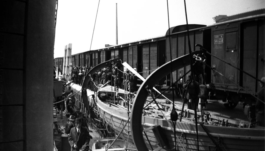Taking refugees aboard at Calais, 21 May 1940