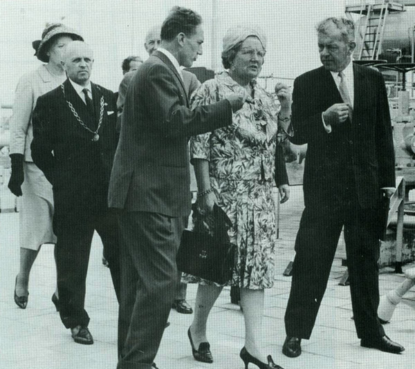 Queen Juliana being shown round by Jo Bongaerts in 1963