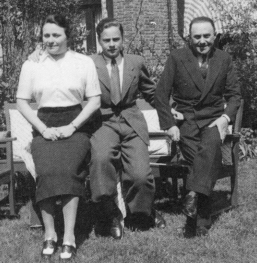 Loet Velmans with his parents, Joseph and Anne Velmans in 1938