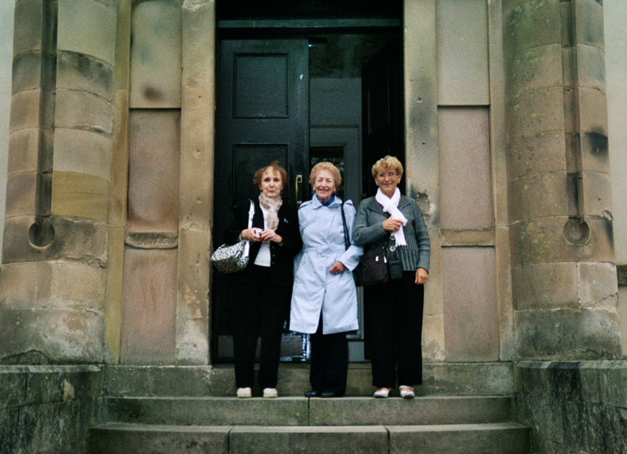 Jacqueline Vicart (right) and Marie Paul Sergeant (left) with "Anna", daughter of the caretaker atSmyllum, Lanark.