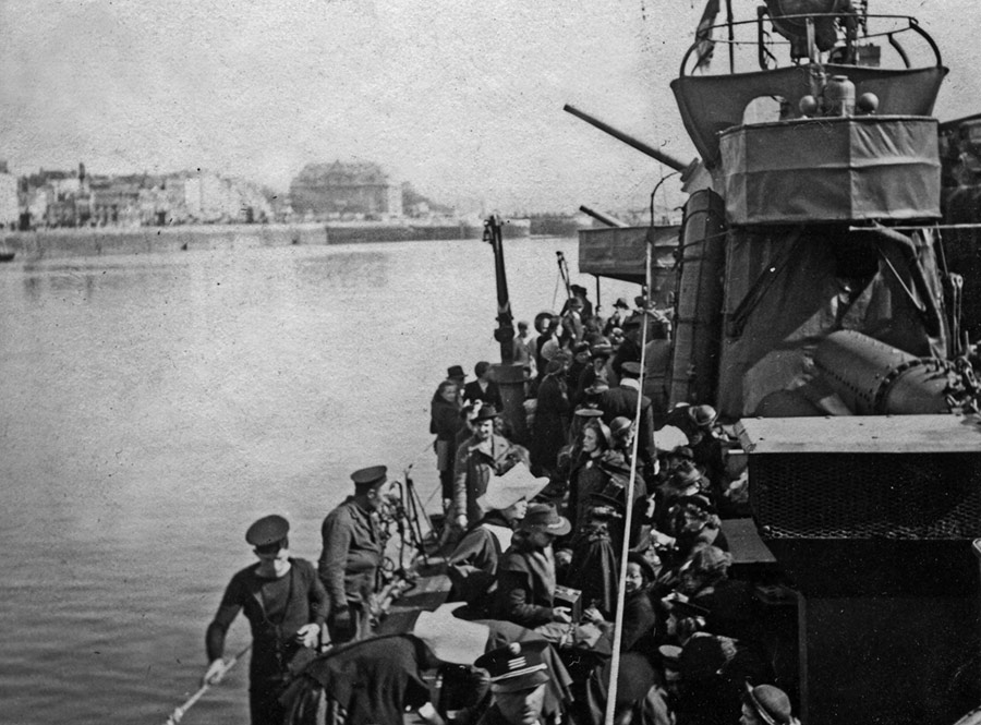 Venomous leaving Boulogne, deck crowded with refugees, on 22 May 1940