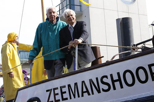 Ksrel Dahmen & Loet Velmans on bow of the Zeemanshoop